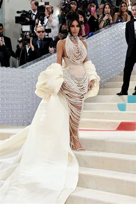 Met Gala 2023: Kim Kardashian covers her bust with pearl。